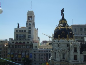 Vista aérea del Edificio Metrópoli y del Círculo de Bellas Artes, dos edificios emblemáticos de Madrid que podrás conocer en nuestros talleres para vivir Madrid en familia o no