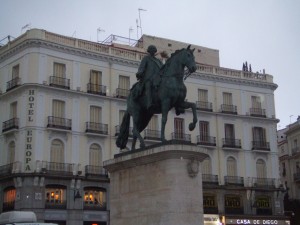 Carlos III en la Puerta de Sol, una de las esculturas ecuestres que hay en Madrid, y que podrás conocer su historia y su leyenda en el Taller Conocer Madrid en familia o no