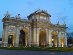 Puerta de Alcalá, uno de los monumentos emblemáticos de nuestra ciudad de la que conocerás todos sus secretos en nuestro Taller Vivir Madrid
