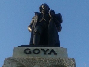 Escultura de Goya frente a la entrada principal de la pinacoteca y punto de recogida para iniciar nuestra ruta guiada por el Museo del Prado