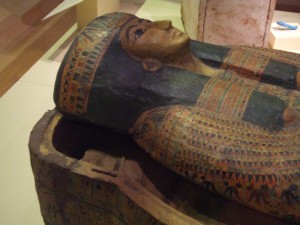 Sarcófago de una mujer poderosa egipcia en la Sala de Egipto Antiguo del Museo Arqueológico Nacional