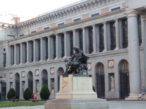 Visita-guiada-básica-Museo-Prado y sus tesoros. Esta es una imagen de la Puerta de Velázquez